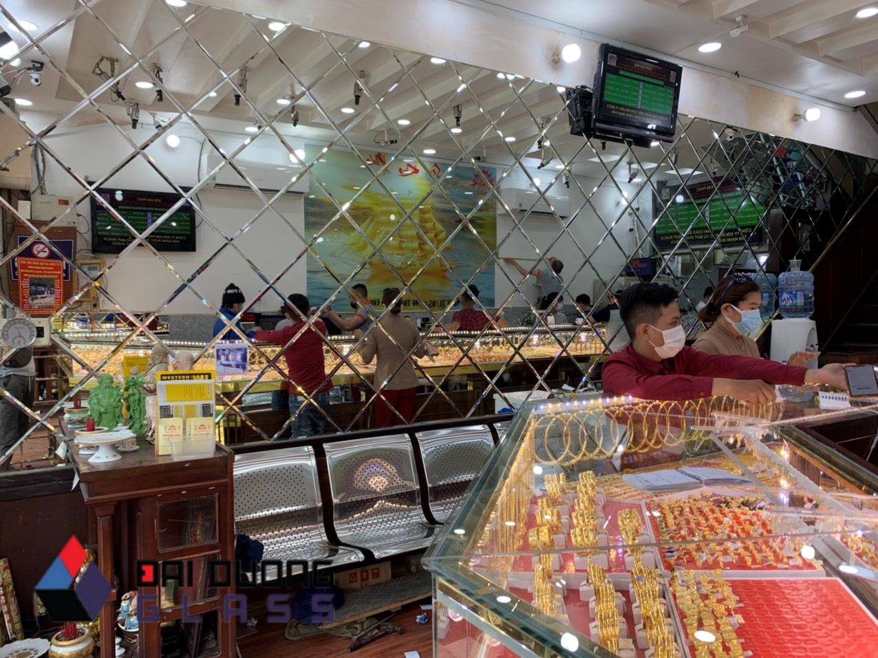 Tranh kính trang trí tiệm vàng