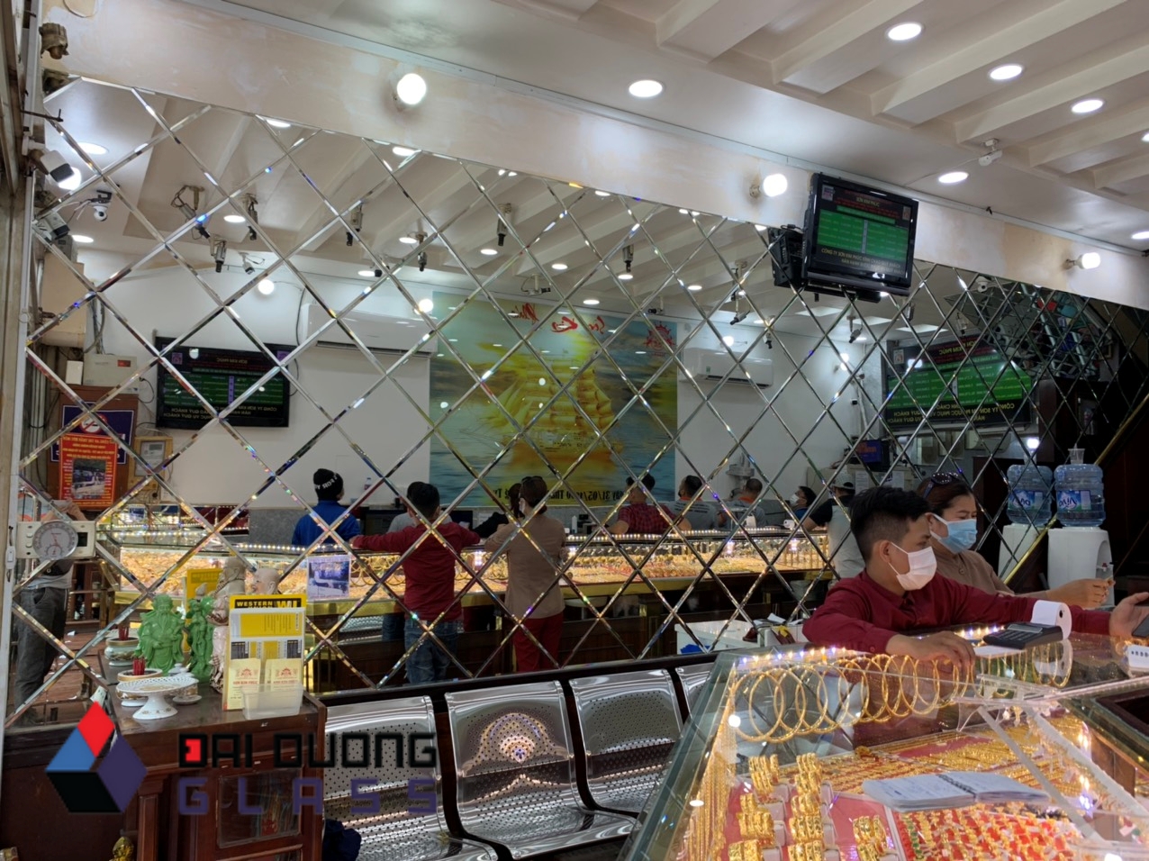 Tranh kính trang trí tiệm vàng