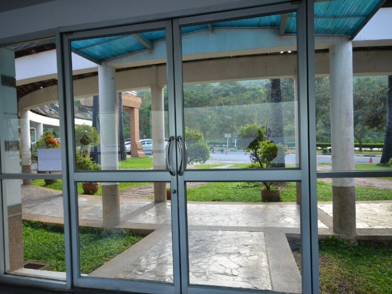 Cửa hàng nhôm kính gần đây