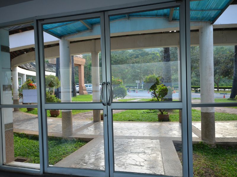 Cửa hàng nhôm kính gần đây