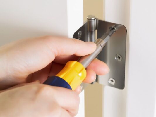 Thay bản lề cửa