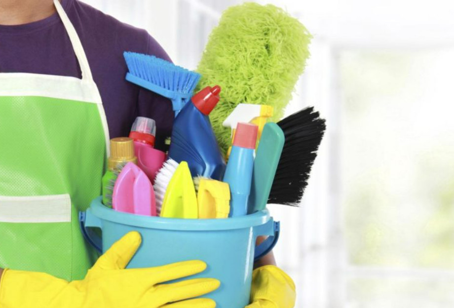 Cách tẩy sơn nhà dính vào cửa nhôm bằng dụng cụ nào