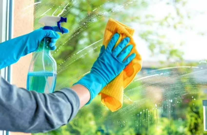 Cách tẩy sơn nhà dính vào cửa nhôm