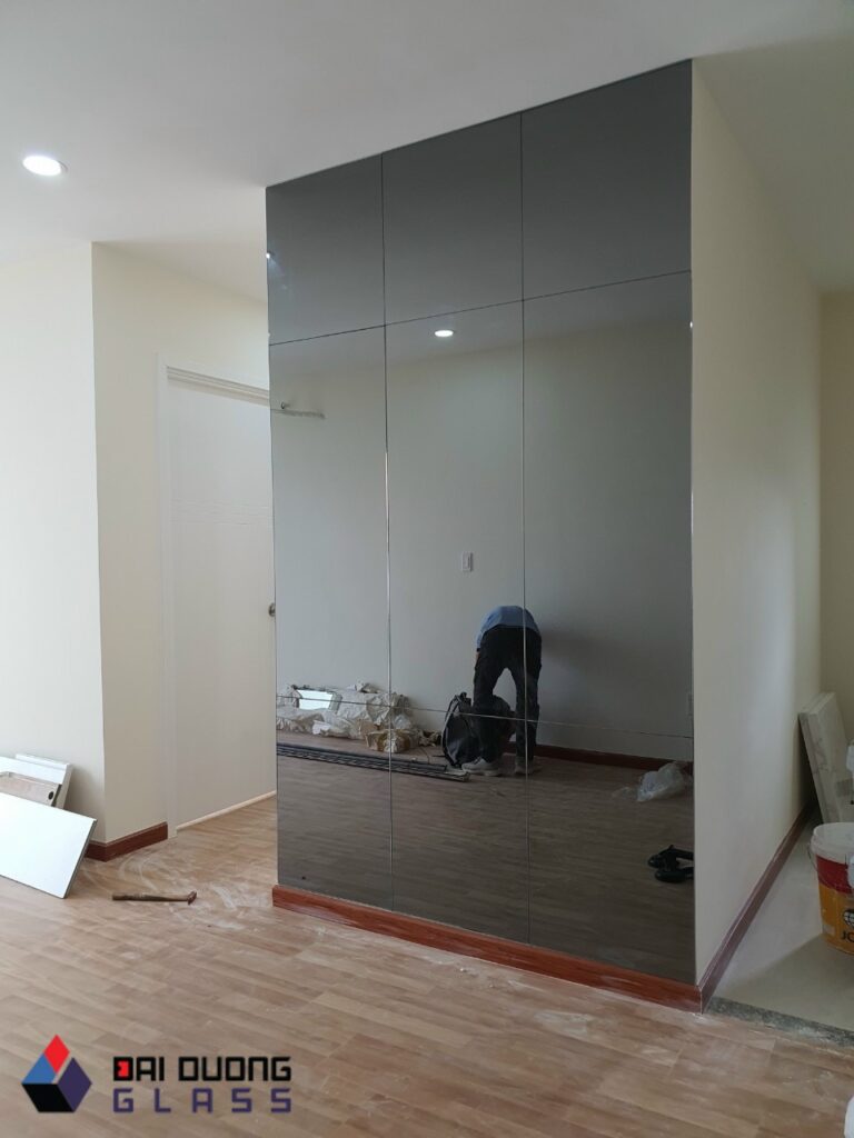 kính dán tường tốt