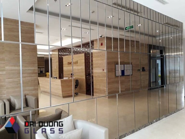 Báo Giá Gương Ghép Trang Trí TP.HCM 2026 14 Mảng tường gương ghép trang trí chia ô chữ nhật lớn ở sảnh lễ tân