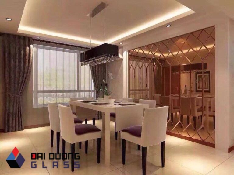 Bảng Báo Giá Thi Công Kính Thủy Trang Trí Trọn Gói Tại TP.HCM (Cập Nhật 2026) 13 Phòng ăn với tường kính thủy màu đồng ghép quả trám
